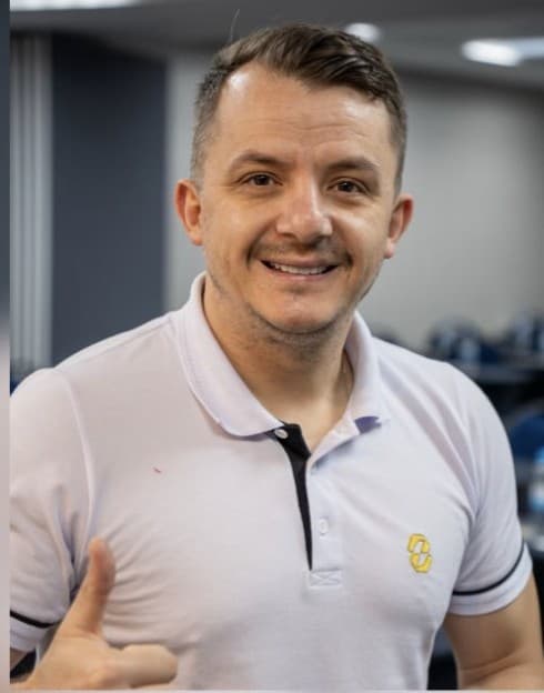 Arlei, fundador da Liveness, de camiseta Liveness Run e número de peito, fazendo sinal de positivo