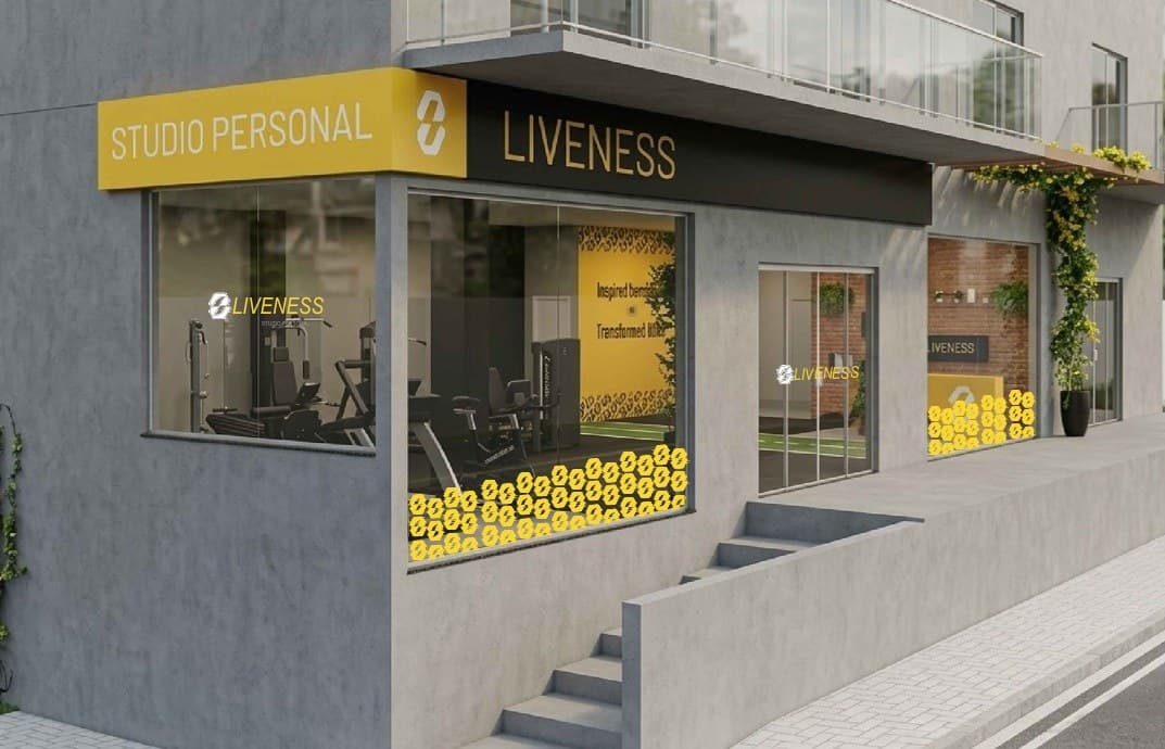 Projeto da fachada padrão de uma unidade Liveness, com testeira amarela e vitrine