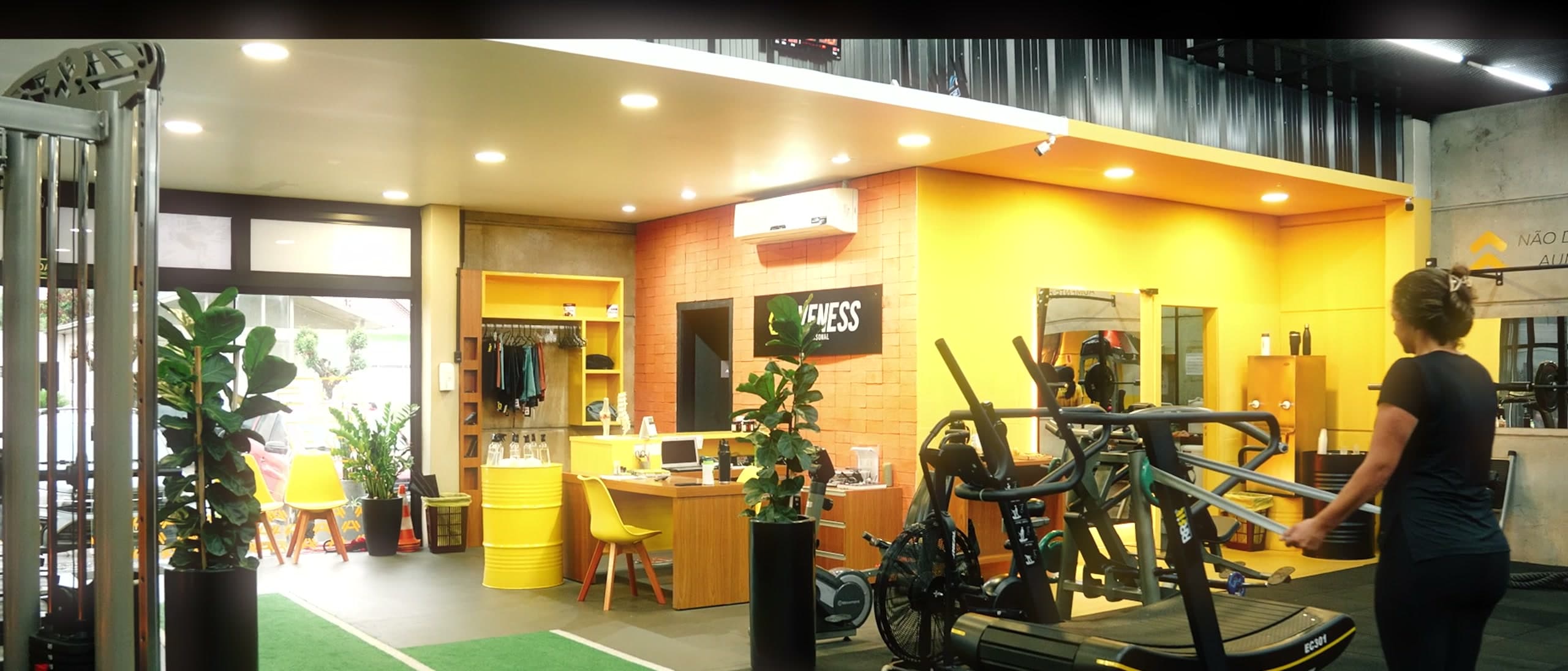Interior de uma unidade Liveness, com recepção, área de loja e equipamentos